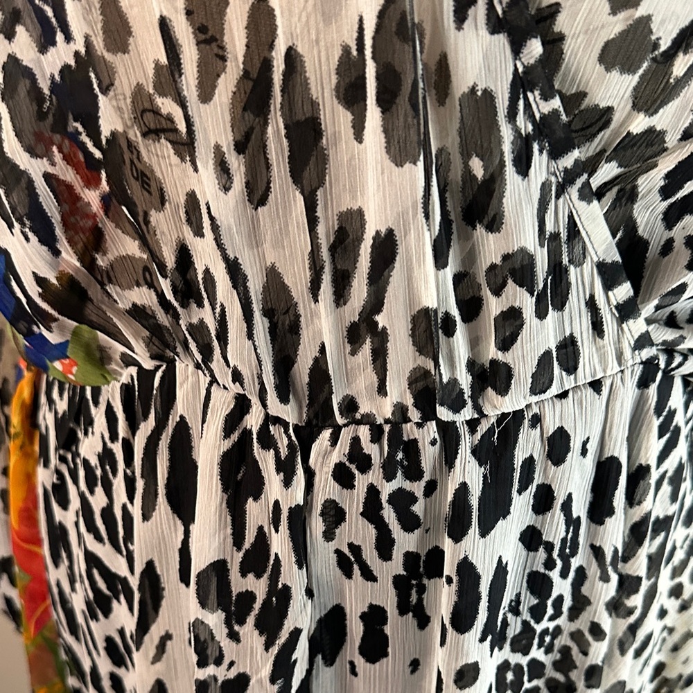 Chic Long Sleeve Leopard Print Maxi Dress with Vibrant Accents - Picture 14 of 16